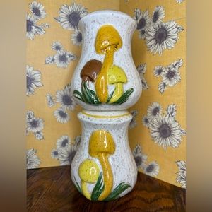 Arnel vintage mushroom salt and pepper shakers!🍄